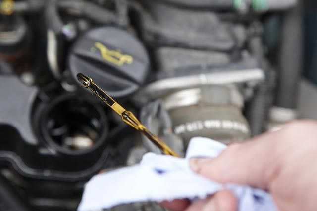Перелил масло в двигатель – как убрать лишнее: инструкция