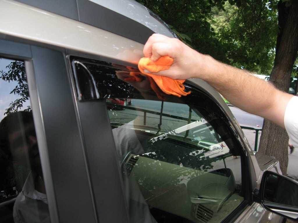 Защита автомобиля от дождя. Дефлектор на двери автомобиля. На что клеить дефлекторы на окна автомобиля. Козырёк на дверь автомобиля. Дефлектор на окне машины.