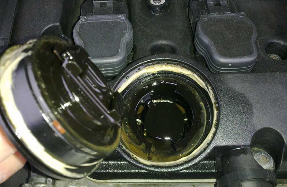 Брызгает масло из заливной горловины двигателя Проверяем мотор по маслозаливной горловине В большинстве случаев, чтобы быстро проверить техническое