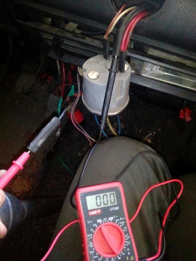 Как подключить и установить видеорегистратор в автомобиль своими руками: без прикуривателя, к плафону освещения в машине, без проводов