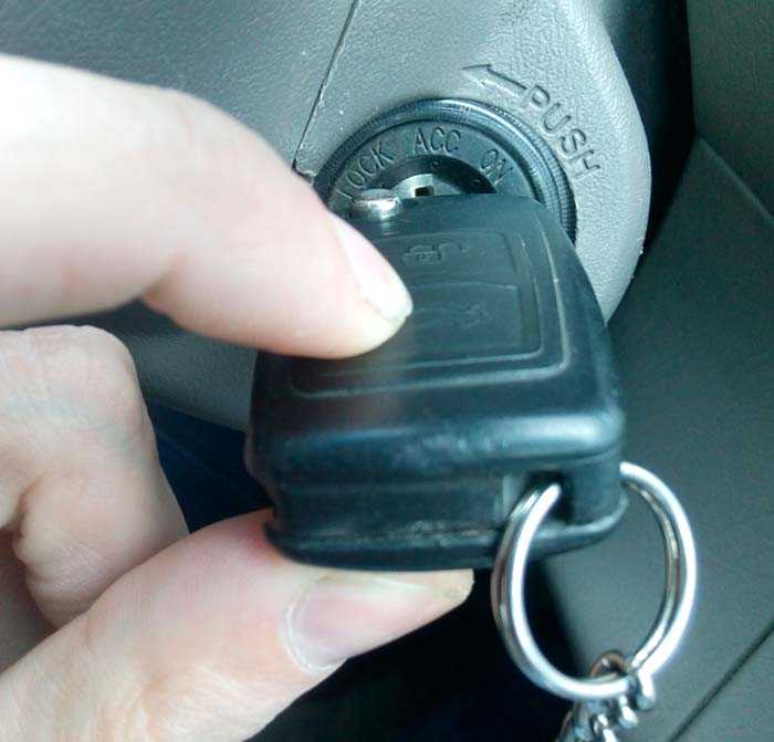 Что делать, если дверь машины захлопнулась, а ключи остались внутри