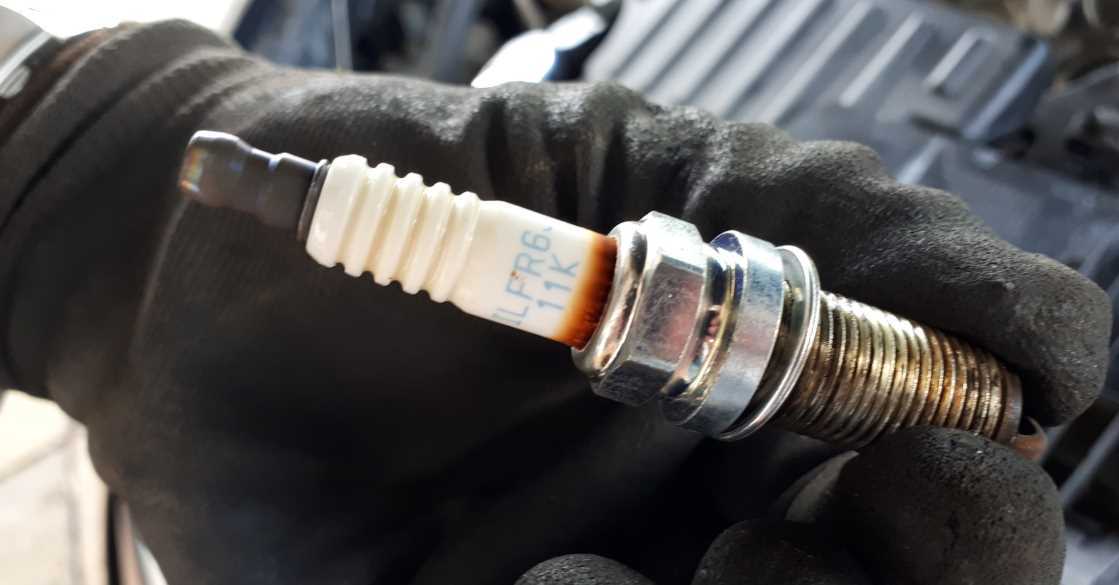 Почему автомобильные свечи заливает и как завести двигатель если свечи залило?