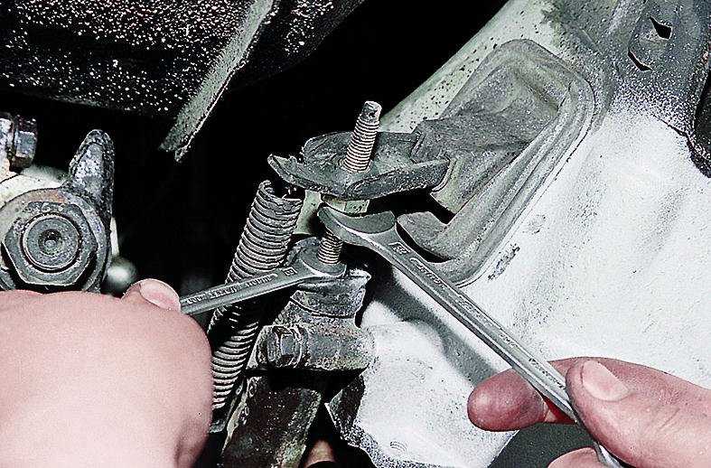 Замена выжимного цилиндра сцепления Ремонт рабочего цилиндра и регулировка привода сцепления ВАЗ 2107 своими руками Проблемы со сцеплением могут доставить