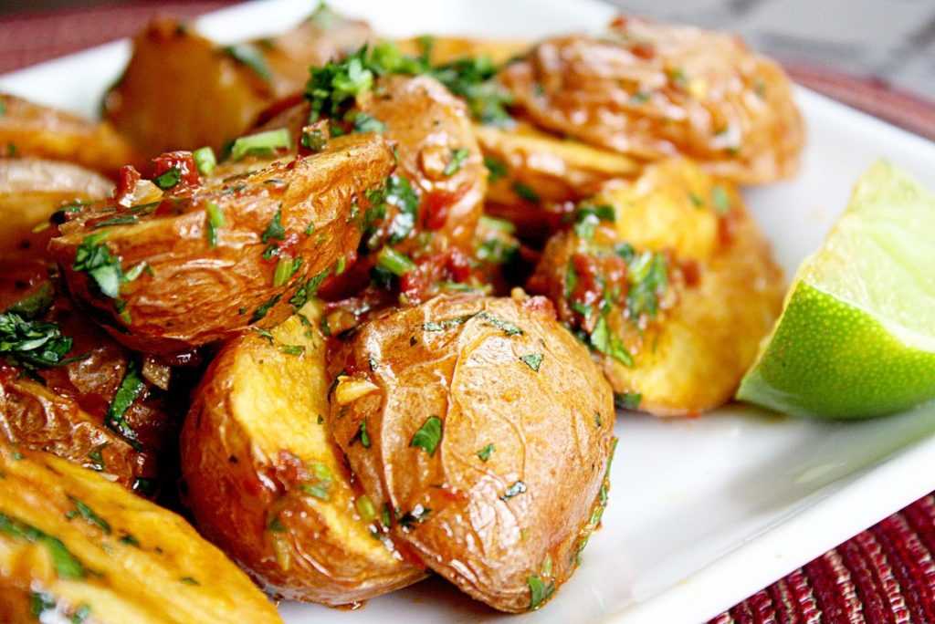 Как сделать зажаристую картошку в духовке Запеченный картофель в духовке Правильно запеченный картофель в духовке настолько вкусен, что его можно подавать