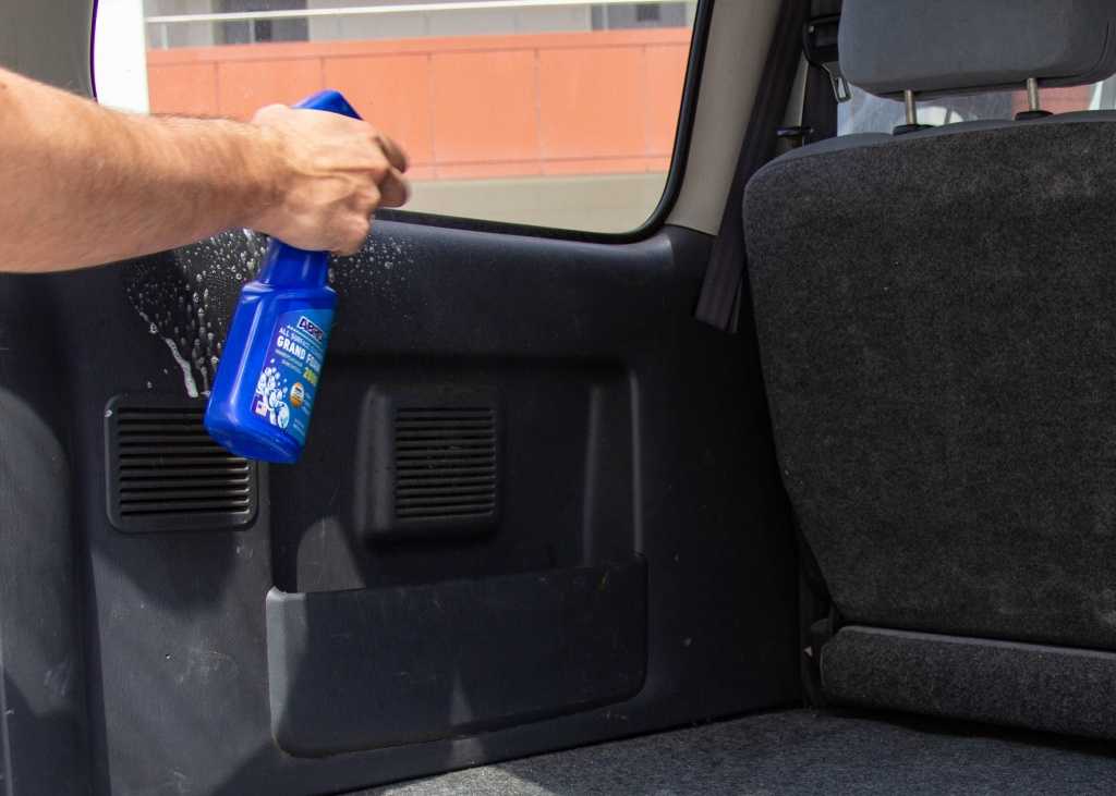 Эффективные способы очистить пластик в салоне автомобиля