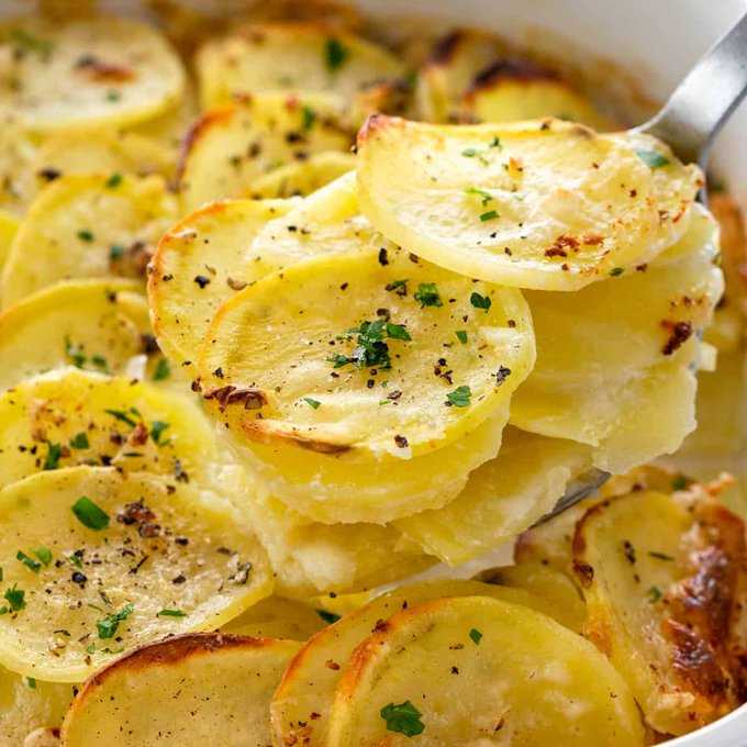 Как сделать зажаристую картошку в духовке Запеченный картофель в духовке Правильно запеченный картофель в духовке настолько вкусен, что его можно подавать