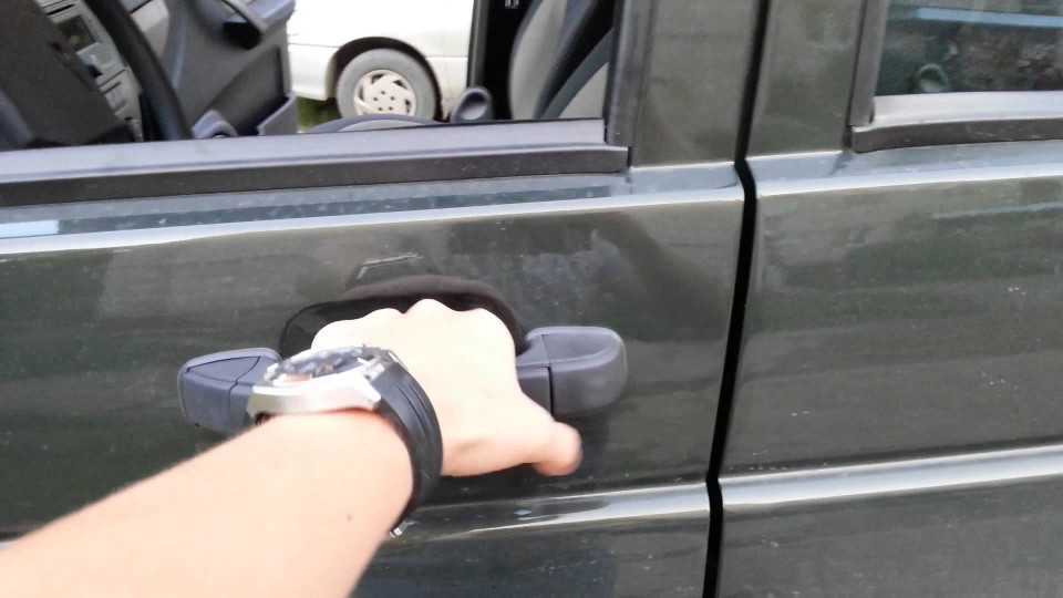Как открыть машину, если ключ остался внутри