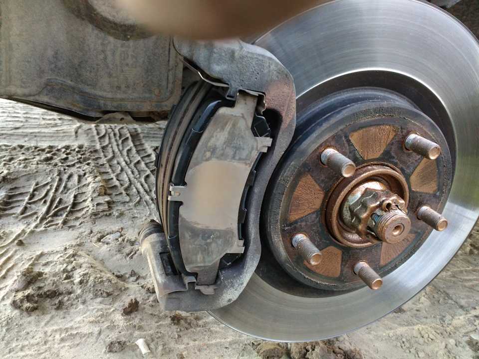 Замена тормозных дисков ниссан икстрейл Обслуживаем тормоза Nissan X-Trail t31 В материале рассмотрим, как и когда менять колодки, а также тормозные диски