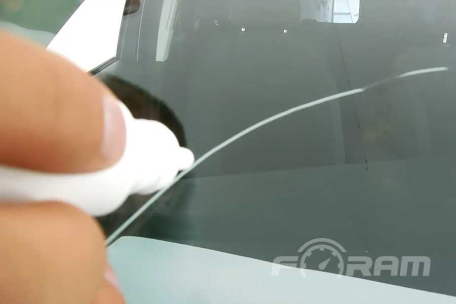 Как остановить трещину на лобовом стекле: методика ремонта