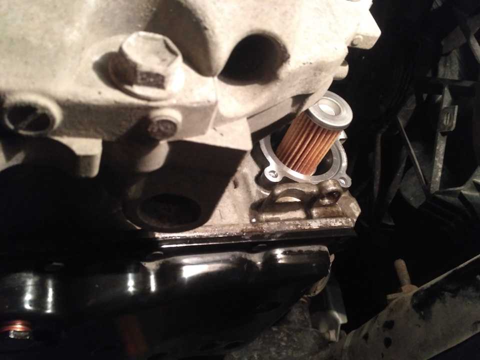 Какое моторное масло заливать в двигатель nissan x-trail, сколько литров
