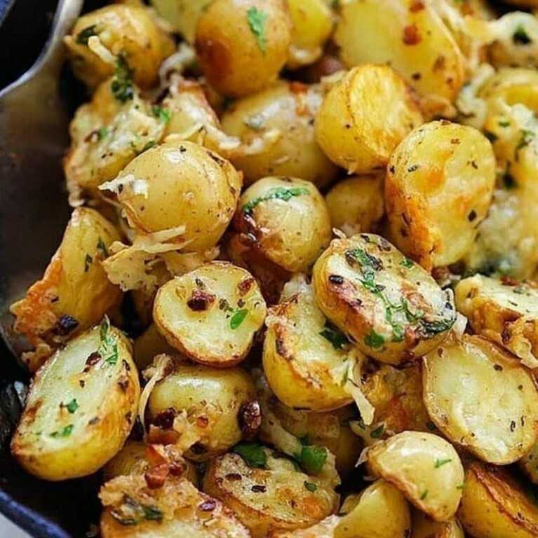 Запечённый картофель в духовке: вкусные рецепты с разными добавками и соусами