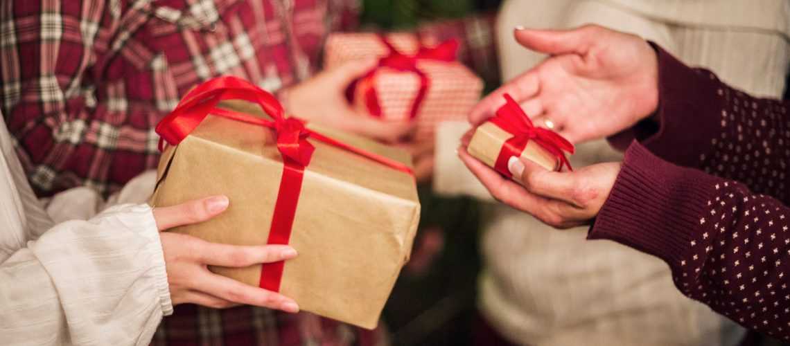 Когда нельзя передаривать подарки, почему даренное не дарят: приметы