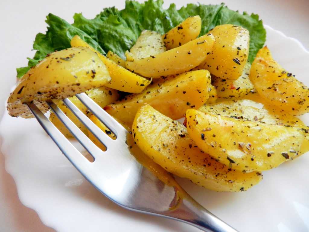Картофельные дольки в духовке: 8 простых рецептов
