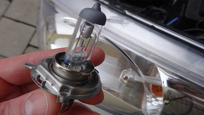Как самостоятельно поменять лампочку в передней фаре автомобиля